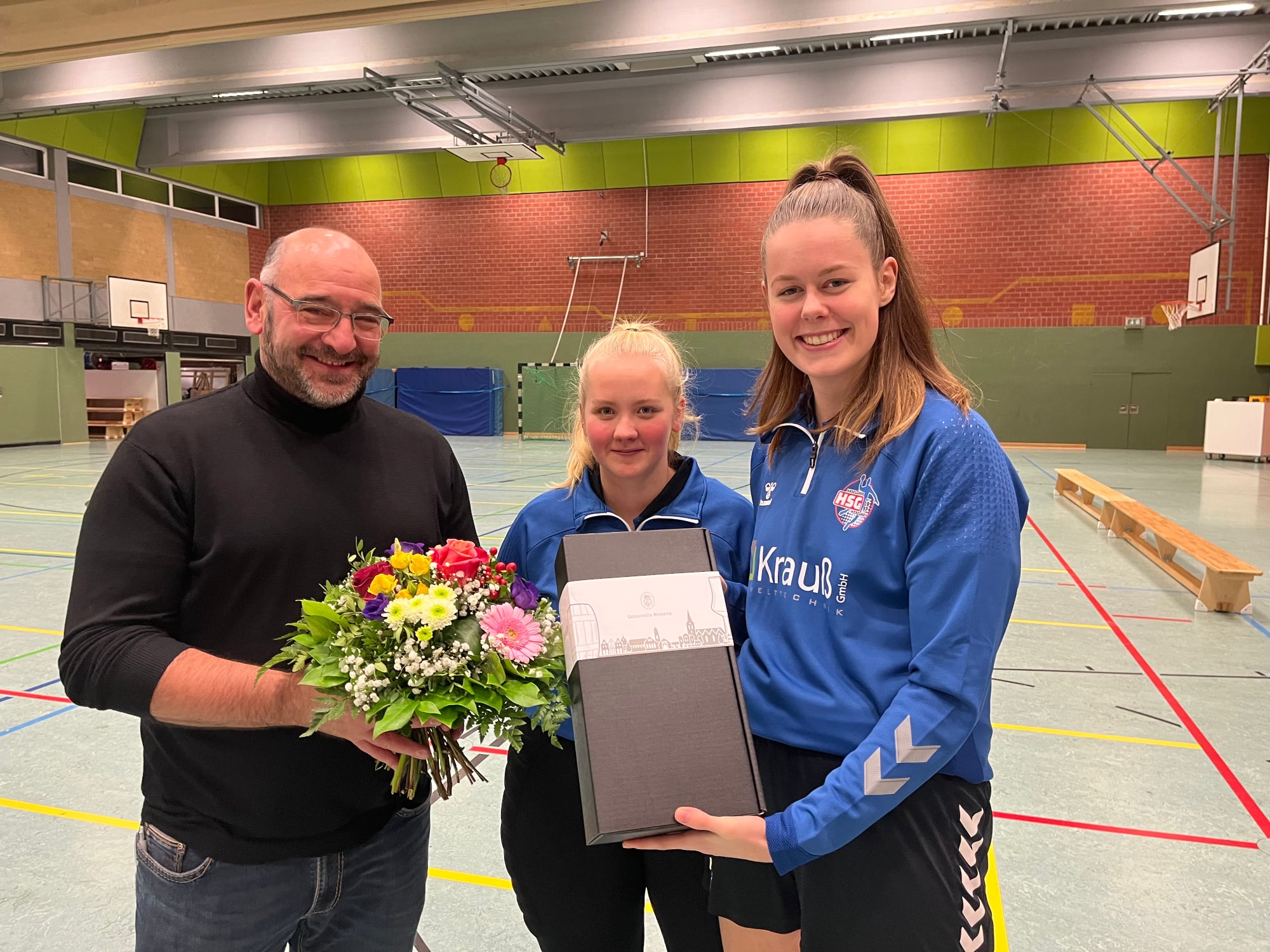 Die 2te Damen-Mannschaft der HSG Haselünne-Herzlake hat durch die Krauß Umwelttechnik GmbH einen Satz Ziptops sowie Polo-Shirts erhalten