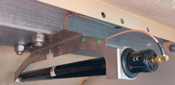 (Einbau eines Sensors in einem Depotcontainer für Glas mit Antenne)