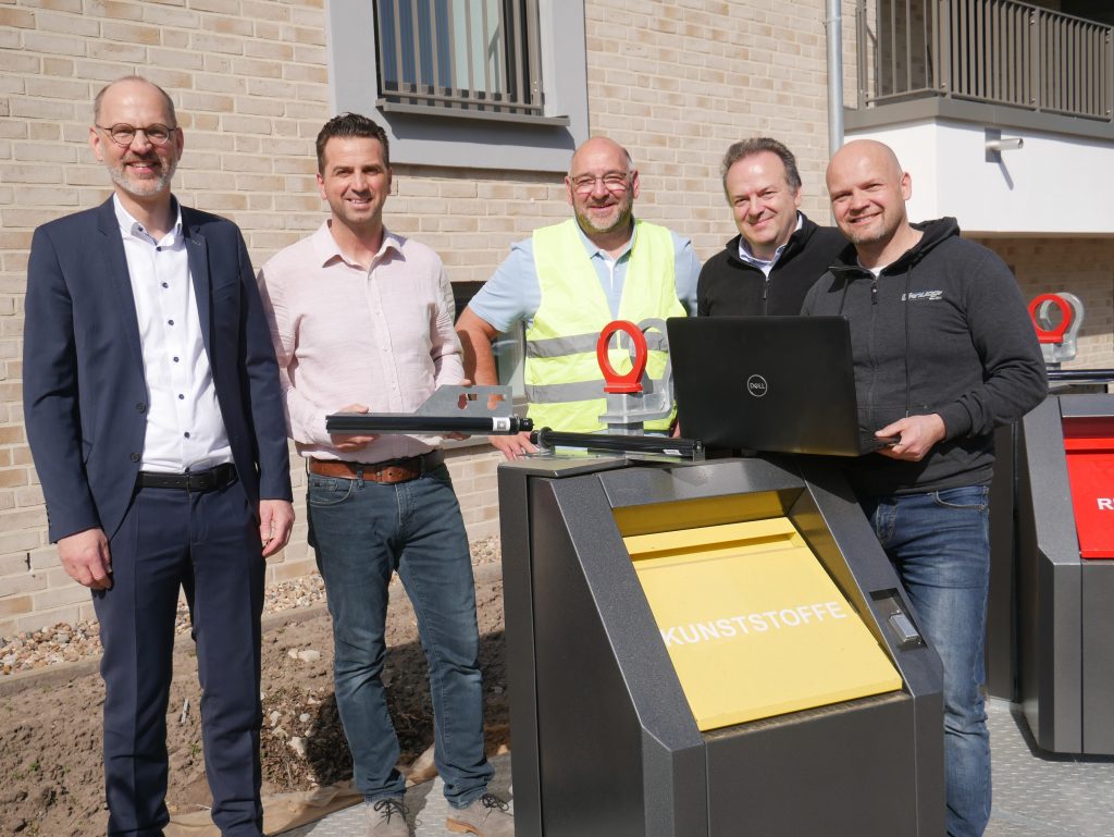 Die Beteiligten Akteure sind gespannt auf das Ergebnis der Testphase (von links): BAWN-Vorstand Arne Henrik Meyer, Ozan Cakirca (Inhaber des Mehrfamilienhauses), Ekkehard Krauß (Vertriebsleiter der Krauß Umwelttechnik GmbH), Massimo Furanti (General Manager Adambi) und Techniker Tino Kleinert (Product Manager Adambi). (Foto: © BAWN)