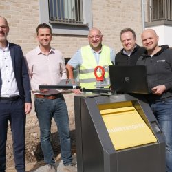 Die Beteiligten Akteure sind gespannt auf das Ergebnis der Testphase (von links): BAWN-Vorstand Arne Henrik Meyer, Ozan Cakirca (Inhaber des Mehrfamilienhauses), Ekkehard Krauß (Vertriebsleiter der Krauß Umwelttechnik GmbH), Massimo Furanti (General Manager Adambi) und Techniker Tino Kleinert (Product Manager Adambi). (Foto: © BAWN)